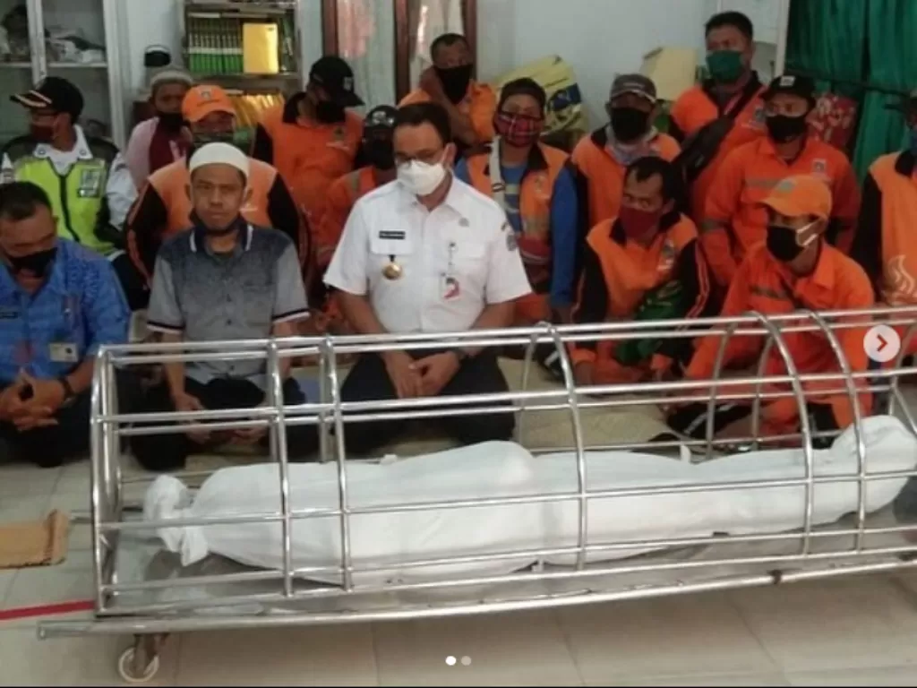 Gubernur DKI Jakarta, Anies Baswedan ikut melayat korban. (Foto: Instagram @warungjurnalis)