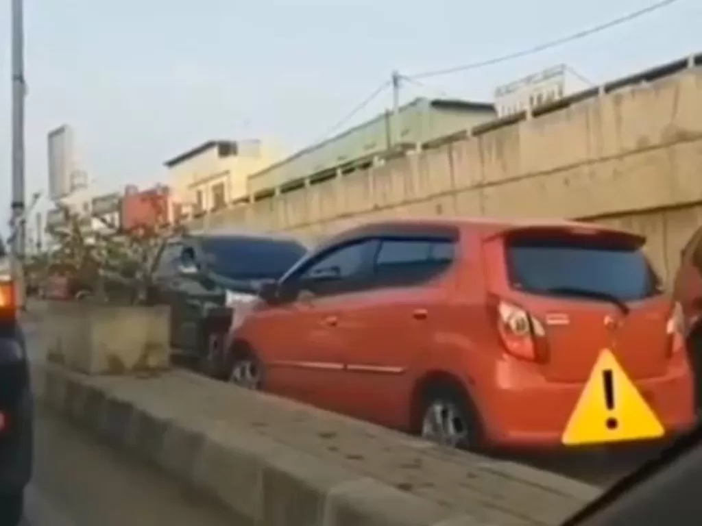 Mobil nekat lawan arah di underpass Tambun, Bekasi, Jawa Barat. (Instagram/@media.virals)