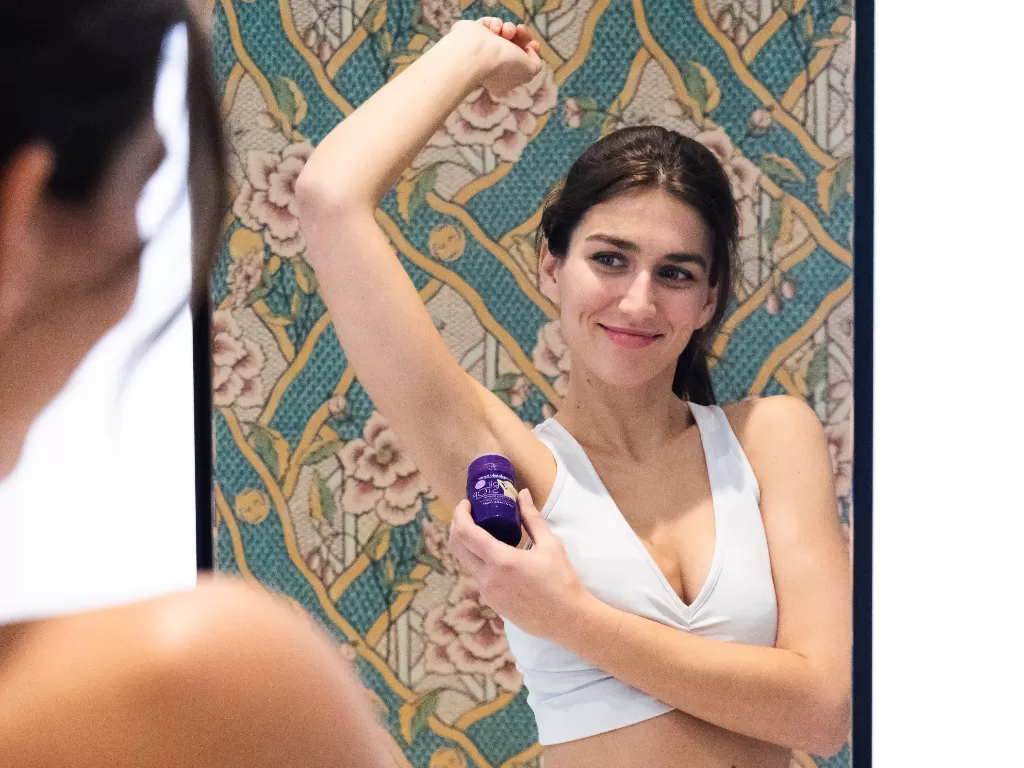 Ilustrasi pakai deodoran (Unsplash/The Creative Exchange)