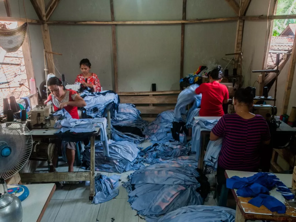 Pekerja menyelesaikan pesanan produksi baju di Desa Inten Jaya, Lebak, Banten, Selasa (21/7/2020). (ANTARA FOTO/Muhammad Bagus Khoirunas)
