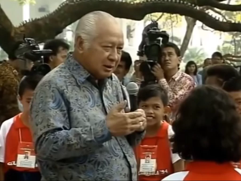 Cuplikan saat Soeharto menjawab pertanyaan 'kenapa presiden cuma satu' saat momen Hari Anak Nasional, 23 Juli 1994 di Istana Negara. (Foto: Istimewa)