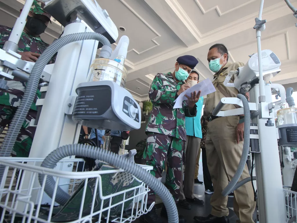 Ilustrasi: petugas mendata peralatan medis sebelum diberikan kepada penerima bantuan di Balai Kota Surabaya, Jawa Timur, Selasa (30/6/2020). (ANTARA/Didik Suhartono)
