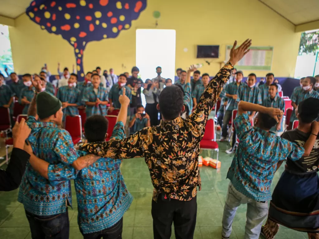 Sejumlah anak didik lapas bernyanyi bersama saat penampilan musik di Lebaga Pembinaan Khusus Anak (LPKA) Klas IA Tangerang, Kota Tangerang, Banten, Kamis (23/7/2020). (ANTARA FOTO/Fauzan)