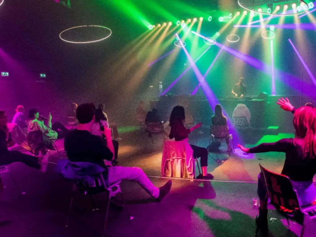 Pengunjung duduk di kursi masing-masing saat menikmati diskotek di sebuah kelab malam dekat kota Nijmegen, Belanda. (REUTERS/Piroschka van de Wouw)
