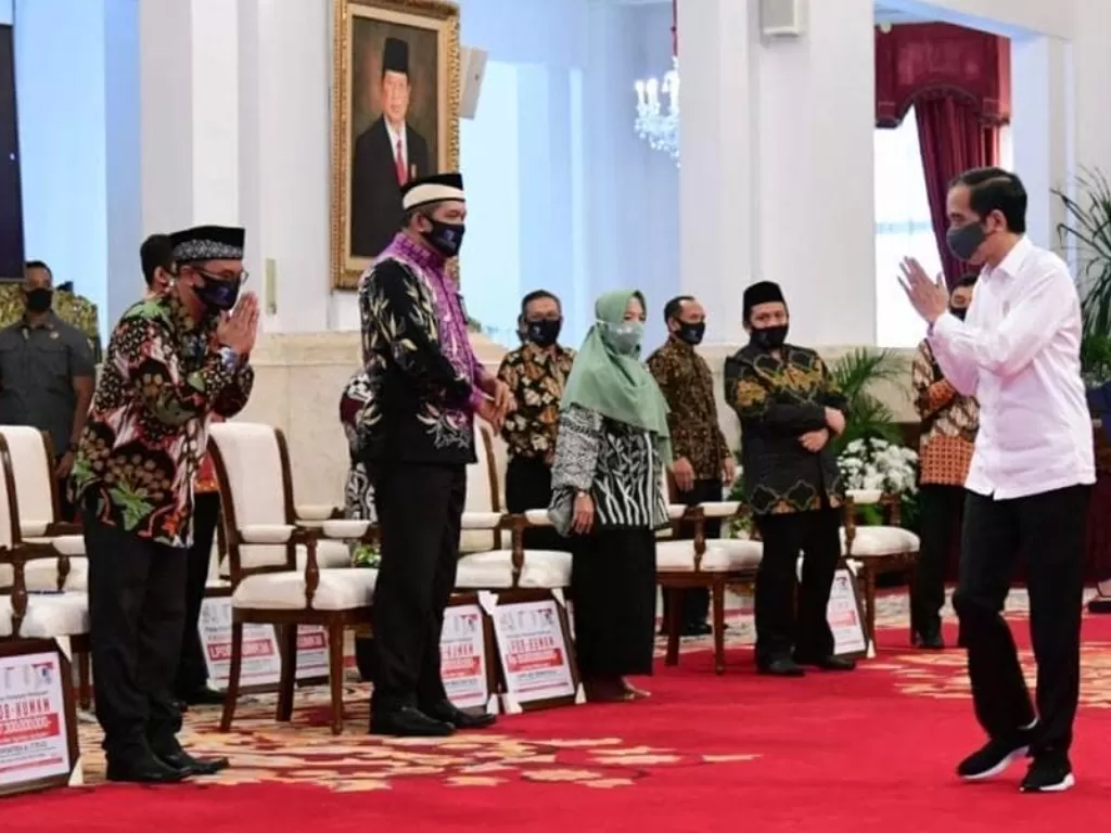 Presiden Joko Widodo (kanan) saat bertemu dengan para palaku usaha UMKM di Istana Negara beberapa waktu lalu. (Instagram/@jokowi)