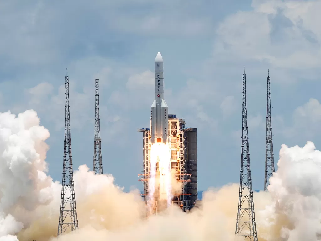 Roket Long March 5 Y-4, yang membawa misi Mars tanpa awak dari misi Tianwen-1, lepas landas dari Pusat Peluncuran Luar Angkasa Wenchang di Wenchang, Provinsi Hainan, Tiongkok 23 Juli 2020. (REUTERS/Carlos Garcia Rawlins)