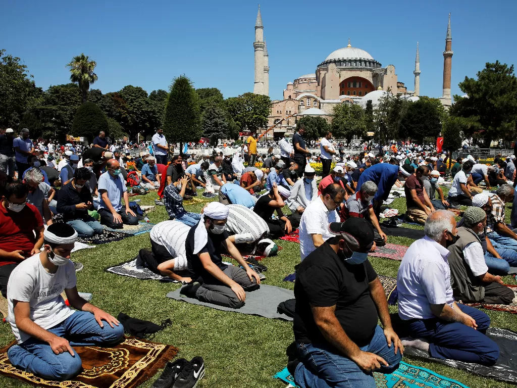 Umat Islam menghadiri salat Jumat di luar Masjid Agung Hagia Sophia, di Istanbul, Turki, 24 Juli 2020. (REUTERS/Umit Bektas)