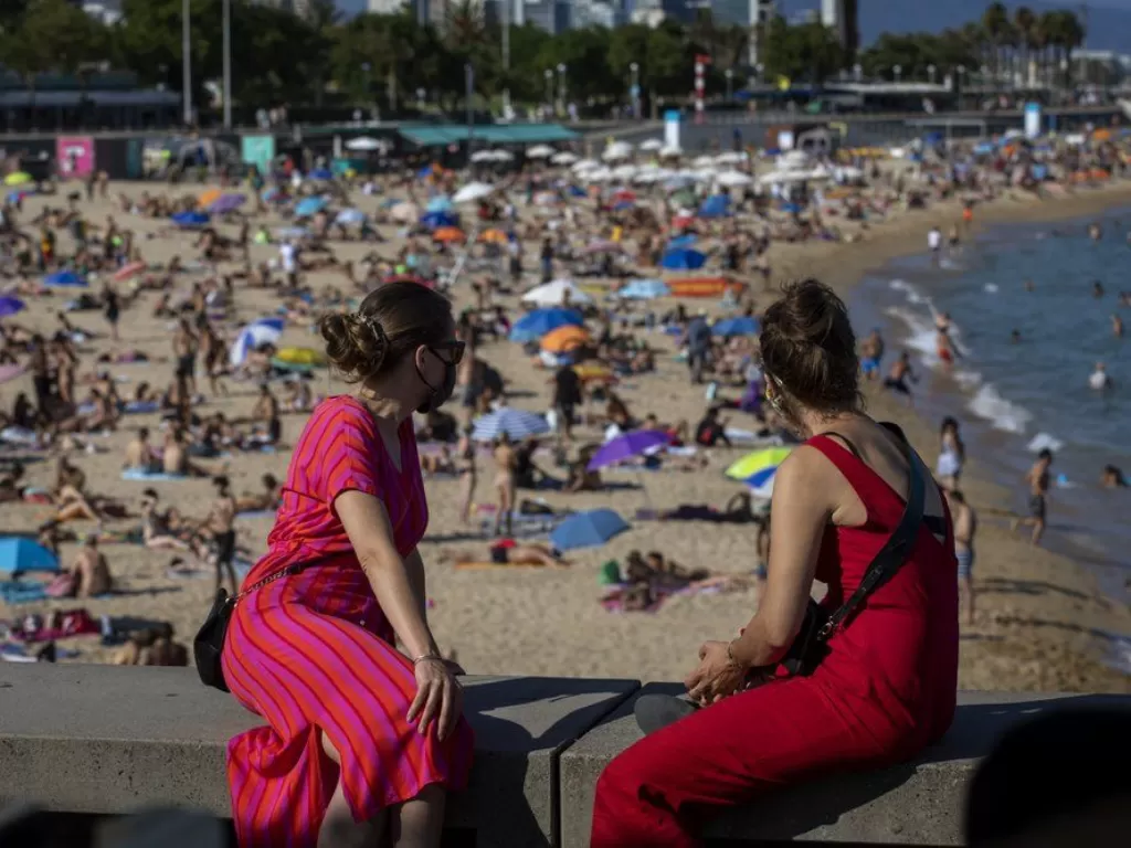 Suasana pantai yang sangat ramai di Barcelona. (AP Photo/AP/Emilio Morenatti)