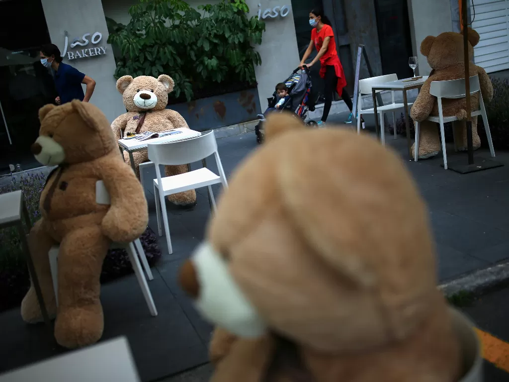  Boneka beruang Teddy diletakkan di meja untuk menerapkan jarak sosial di restoran Jaso Bakery, Meksiko, 23 Juli 2020. (REUTERS/Edgard Garrido)