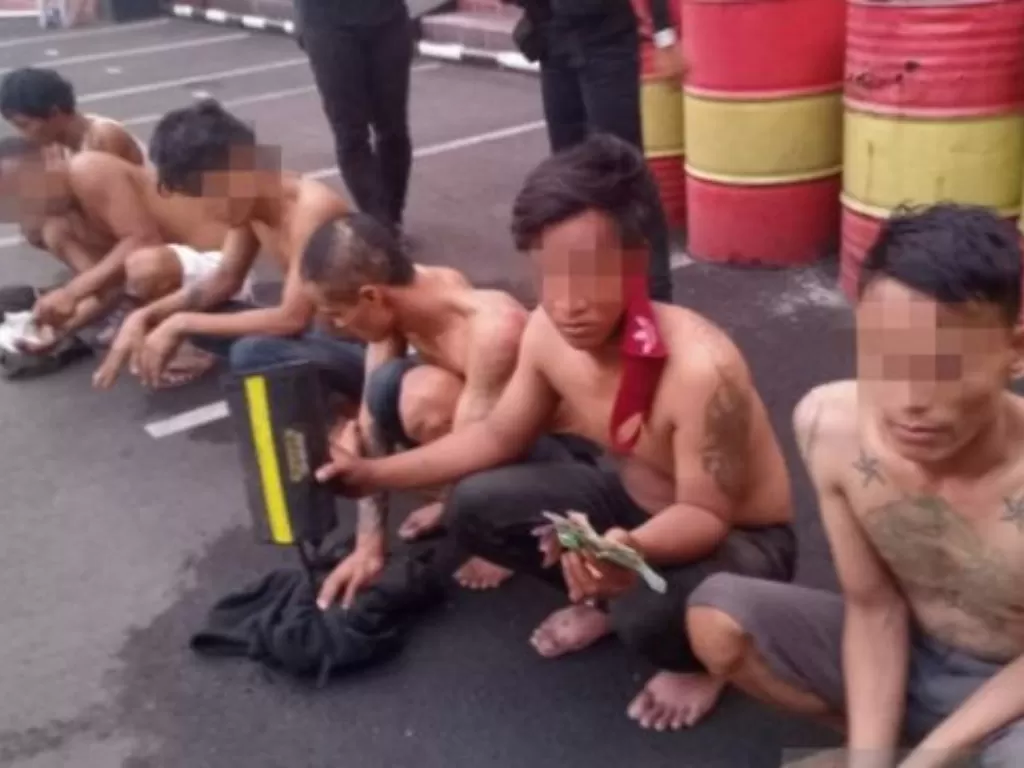Polisi meringkus enam pelaku pemalakan sopir ekspedisi di Kapuk, Cengkareng, Jakarta Barat, Jumat (24/7/2020). (Photo/ANTARA/HO-Polres Metro Jakarta Barat)