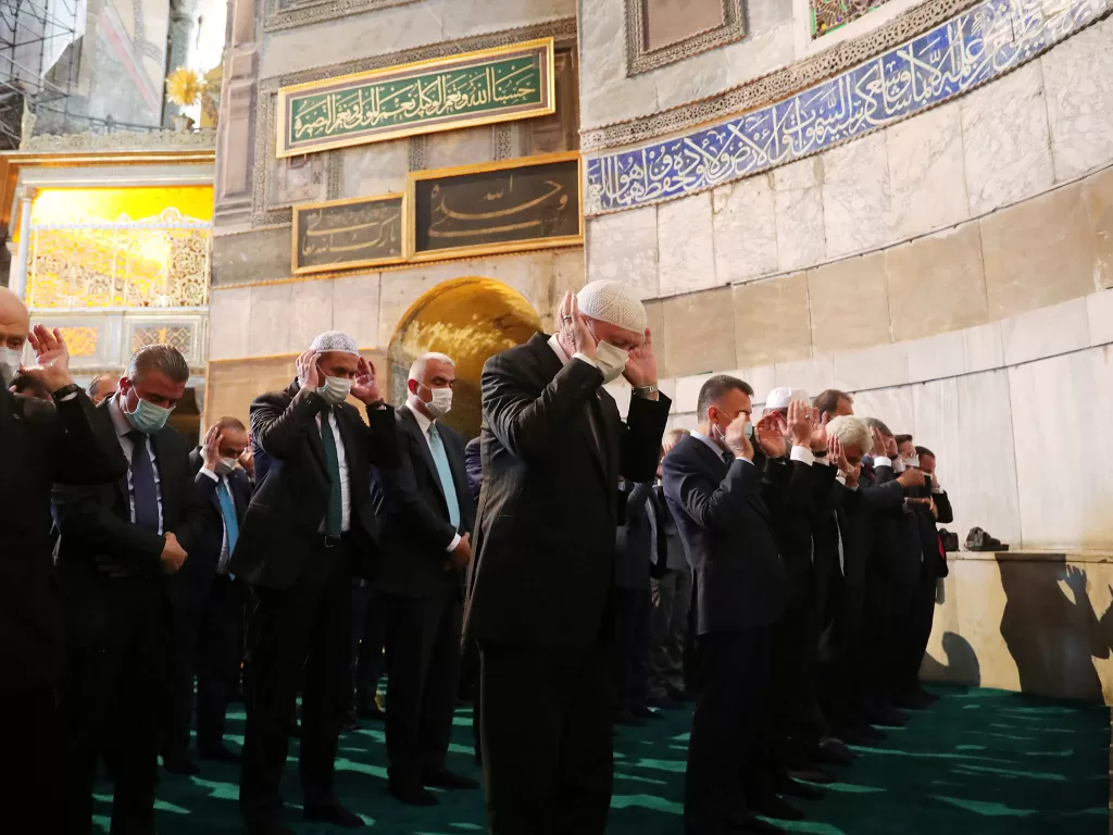  Presiden Turki Tayyip Erdogan menghadiri salat Jumat di Masjid Agung Hagia Sophia, di Istanbul, Turki, 24 Juli 2020. (Murat Cetinmuhurdar/PPO/Handout via REUTERS)