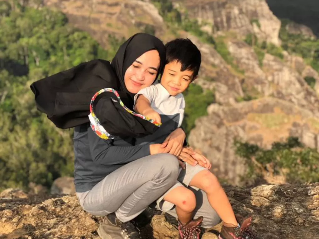 Pria tela tinggalkan istri dan anak demi keliling Indonesia. (Twitter/@Cancanindya)