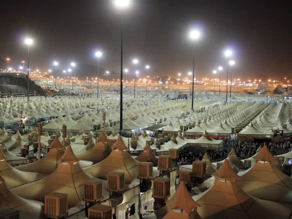 Tenda para jamaah haji saat bermalam di Mina saat Hari Tasyrik (Wikipedia)