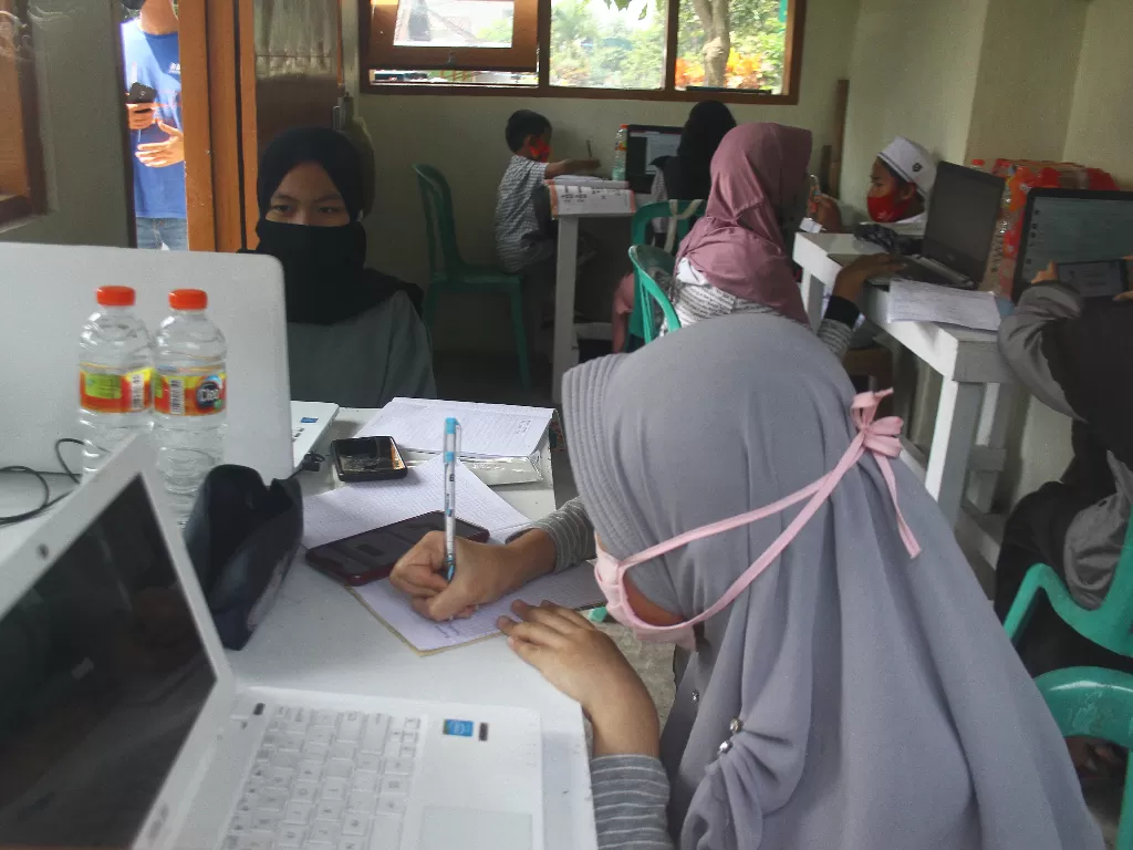 Pelajar mengikuti pembelajaran secara daring di Pos Kamling Digital di Arjosari, Malang, Jawa Timur, Selasa (21/7/2020). (Photo/ANTARA FOTO/Ari Bowo Sucipto)