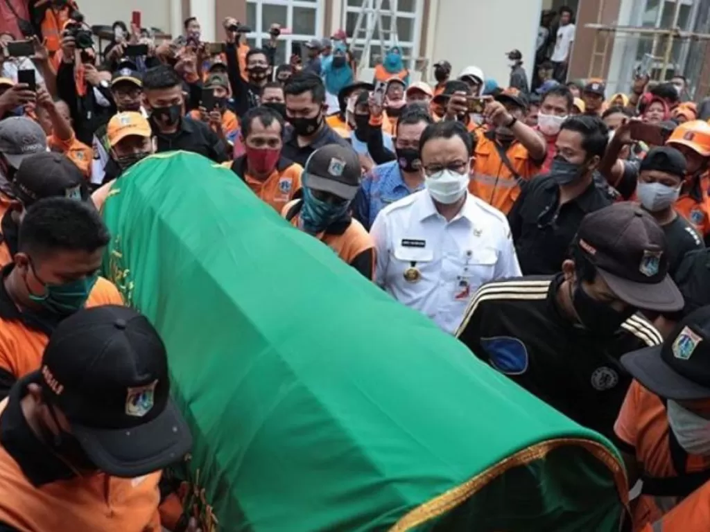 Gubernur DKI Jakarta Anies Baswedan takziah ke rumah duka Taka, petugas PPSU yang meninggal dunia usai jadi korban tabrak lari. (instagram/@aniesbaswedan)