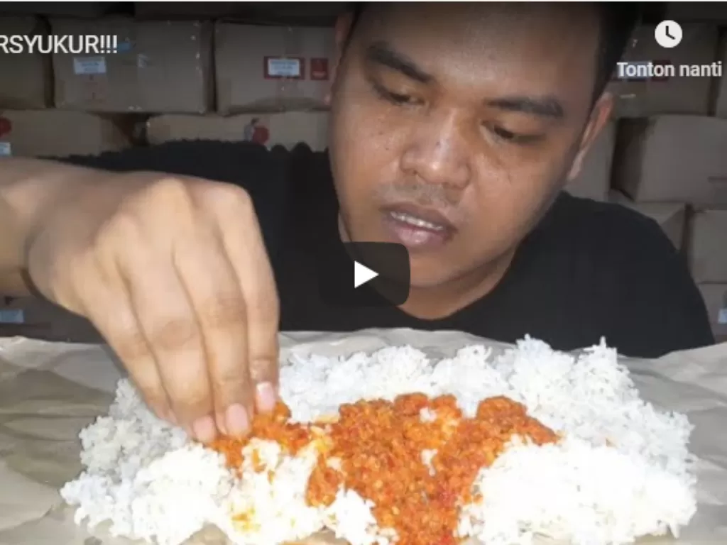 Mukbang nasi pakai sambal. (Screenshoot/YouTube/Afi Udin)