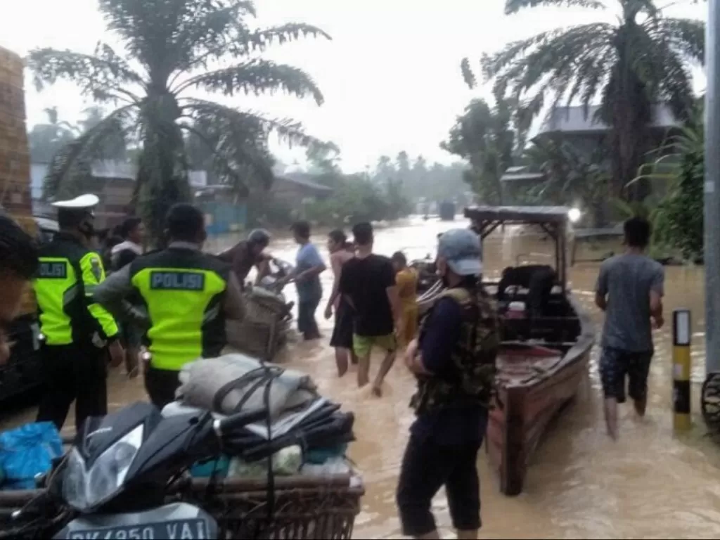 Banjir yang melanda kawasan Bandardurian mengakibatkan badan Jalinsum pun terendam air, Jumat (24/7/2020). (Photo/ANTARA/HO)