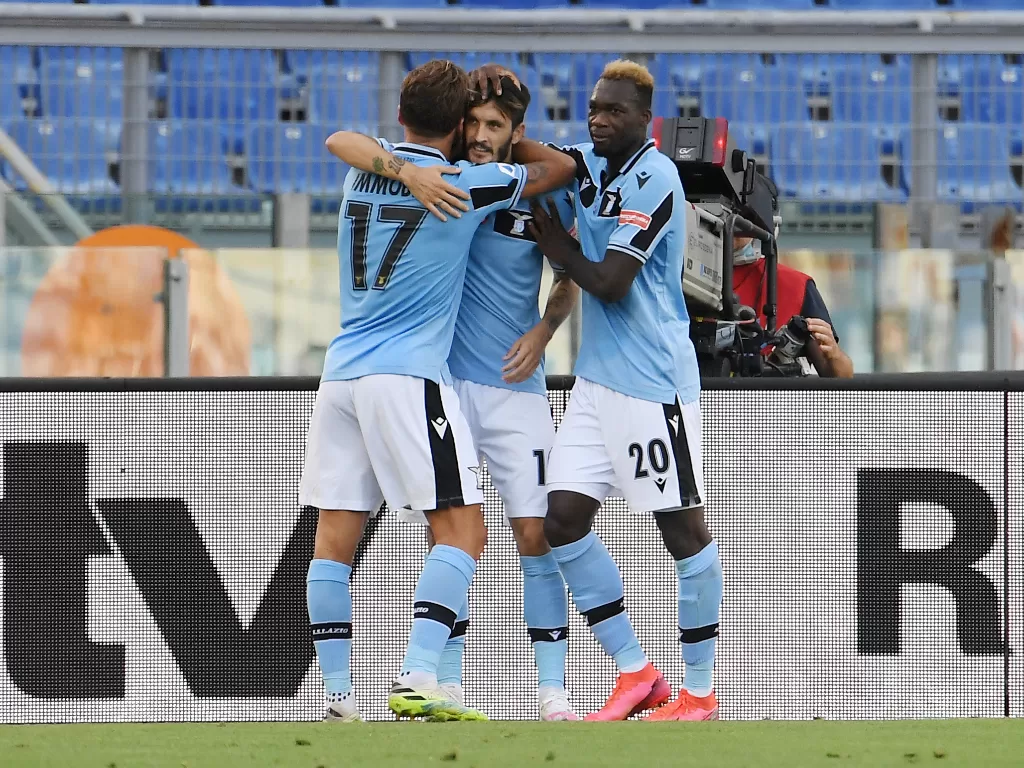 Para pemain Lazio melakukan selebrasi gol. (REUTERS/Alberto Lingria)
