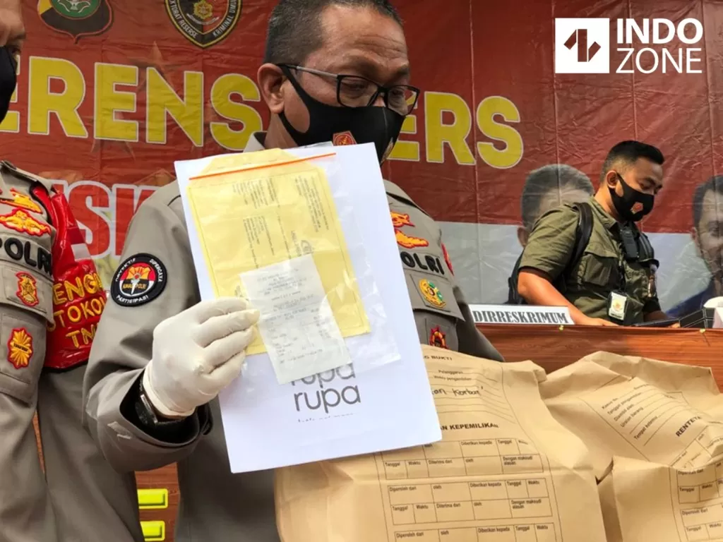 Polisi menunjukan foto bukti pembelian pisau oleh Editor Metro TV, Yodi Prabowo. (INDOZONE/Samsudhuha Wildansyah)