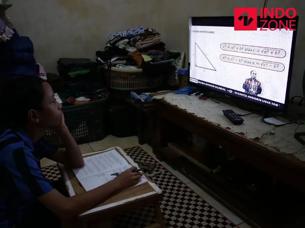 Siswa Sekolah Menengah Pertama (SMP) belajar melalui siaran televisi TVRI di Bekasi, Jawa Barat, Kamis (16/4/2020). (INDOZONE/Febio Hernanto)