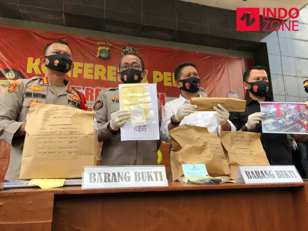 Polres Metro Jakarta Selatan dan Polda Metro Jaya membeberkan barang bukti terkait kasus tewasnya editor Metro TV, Yodi Prabowo di Polda Metro Jaya, Jakarta, Sabtu (25/7/2020). (INDOZONE/Samsudhuha Wildansyah)