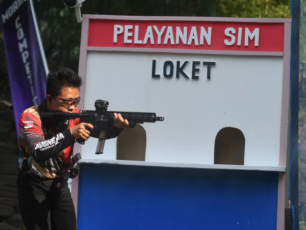 Peserta membidik sasaran saat mengikuti kejuaraan menembak Piala Kapolri di Lapangan Tembak Senayan, Jakarta, Minggu (26/7/2020). (ANTARA FOTO/Akbar Nugroho Gumay)