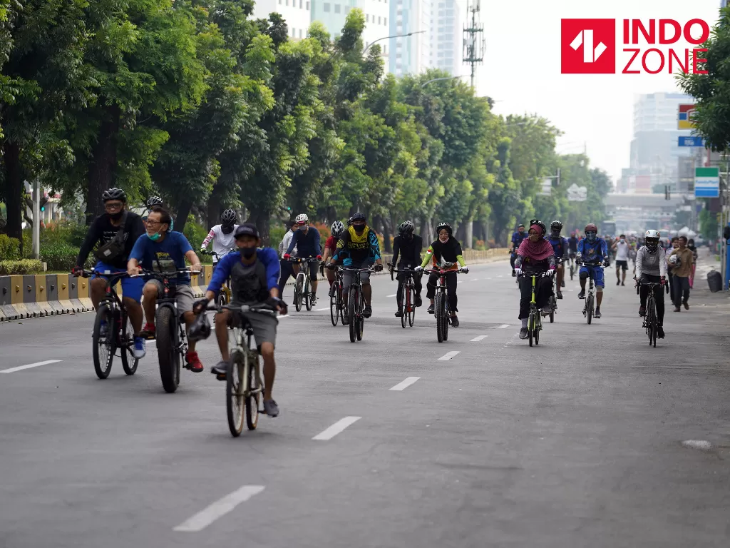 Warga berolahraga saat hari bebas kendaraan bermotor atau Car Free Day (CFD) di Jalan Gajah Mada, Jakarta, Minggu (28/6/2020). (INDOZONE/Arya Manggala)