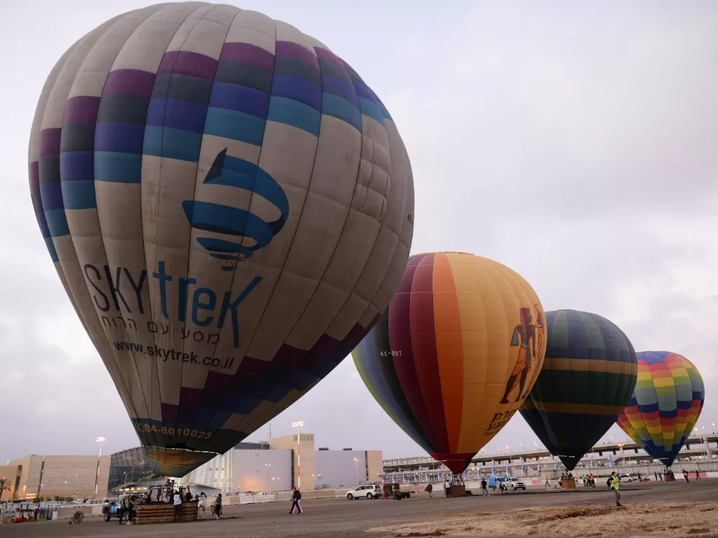 Sejumlah balon udara terlihat sebelum diluncurkan dari Bandara Internasional Ben Gurion yang terletak di dekat Kota Tel Aviv, Israel tengah, pada 25 Juli 2020. (Xinhua/JINI/Tomer Neuberg)