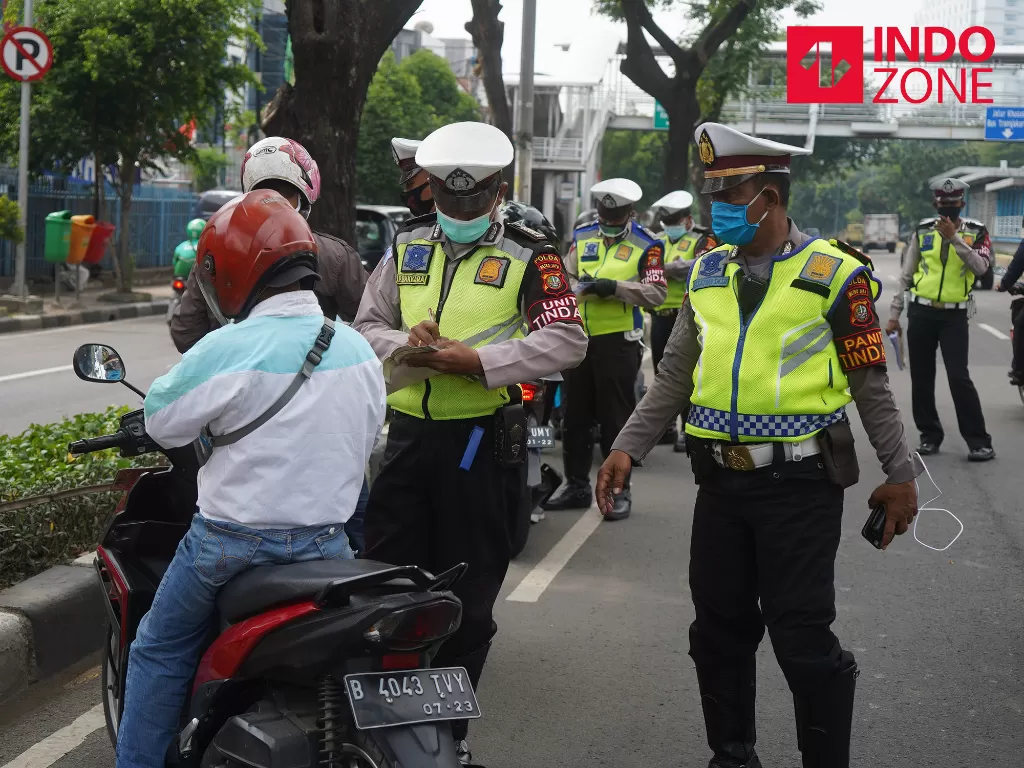 Petugas kepolisian Polda Metro Jaya menggelar Operasi Patuh Jaya 2020 di Jalan Letjend Suprapto, Jakarta Pusat, Kamis (23/7/2020). (INDOZONE/Arya Manggala)