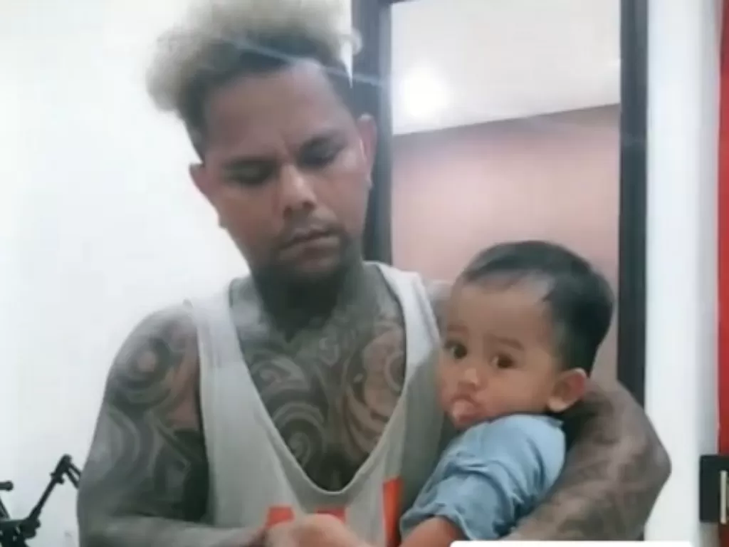 Pria kekar penuh tato suapi anaknya makan (Tiktok)