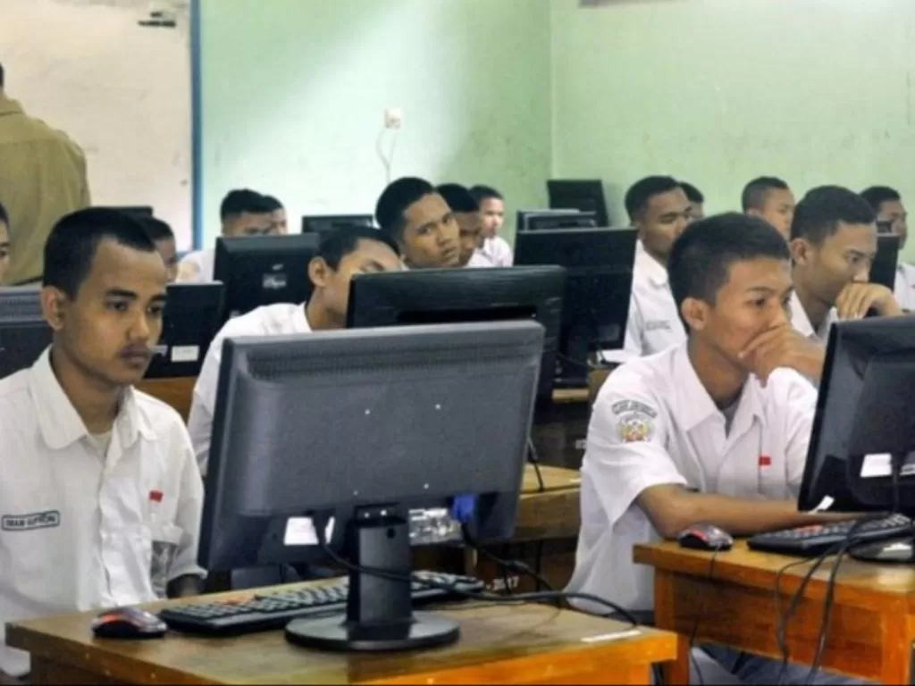 Para siswa SMK Negeri 2 Serang mengikuti UNBK (Ujian Nasional Berbasis Komputer) di Serang, Senin (2/4/2018). (ANTARA FOTO/Asep Fathulrahman)