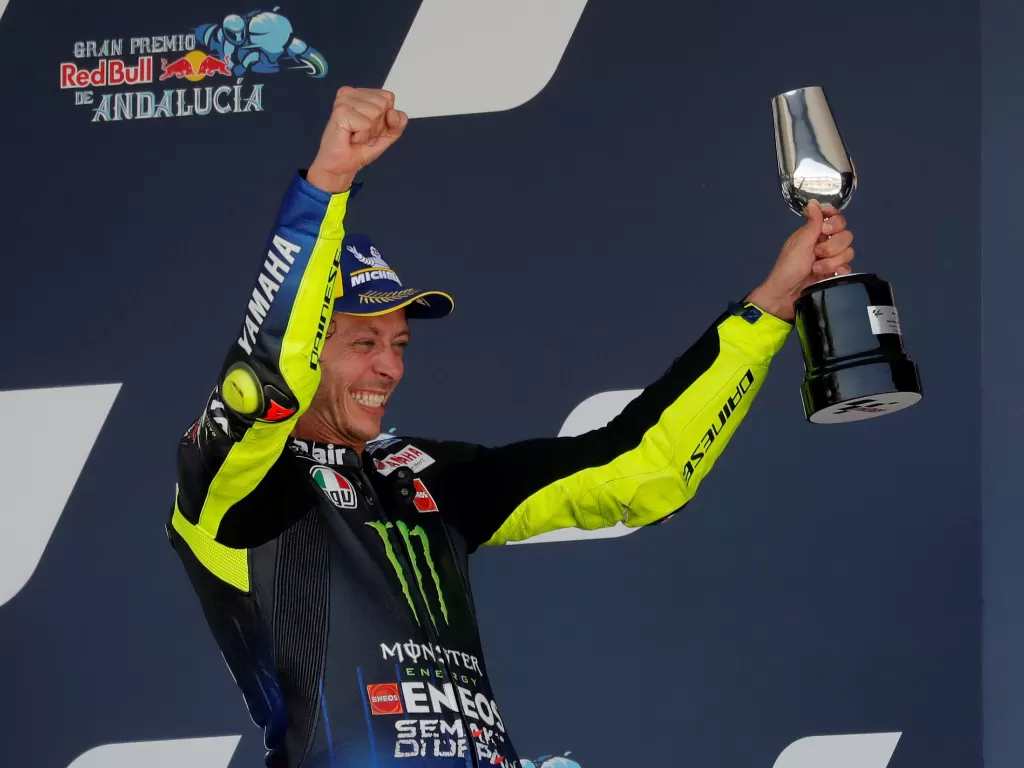 Pembalap Monster Energy Yamaha Valentino Rossi merayakan kemenangan di podium setelah menyelesaikan balapan MotoGP Andalusia, Spanyol, 26 Juli 2020. (REUTERS/Jon Nazca)