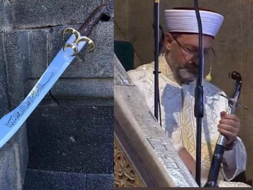 Khatib Salat Jumat perdana di Masjid Hagia Sophia Turki bawa pedang.