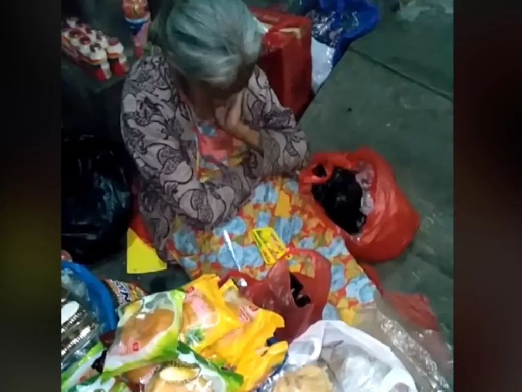 Seorang nenek berjualan malam hingga dini hari di Bekasi (Tiktok)