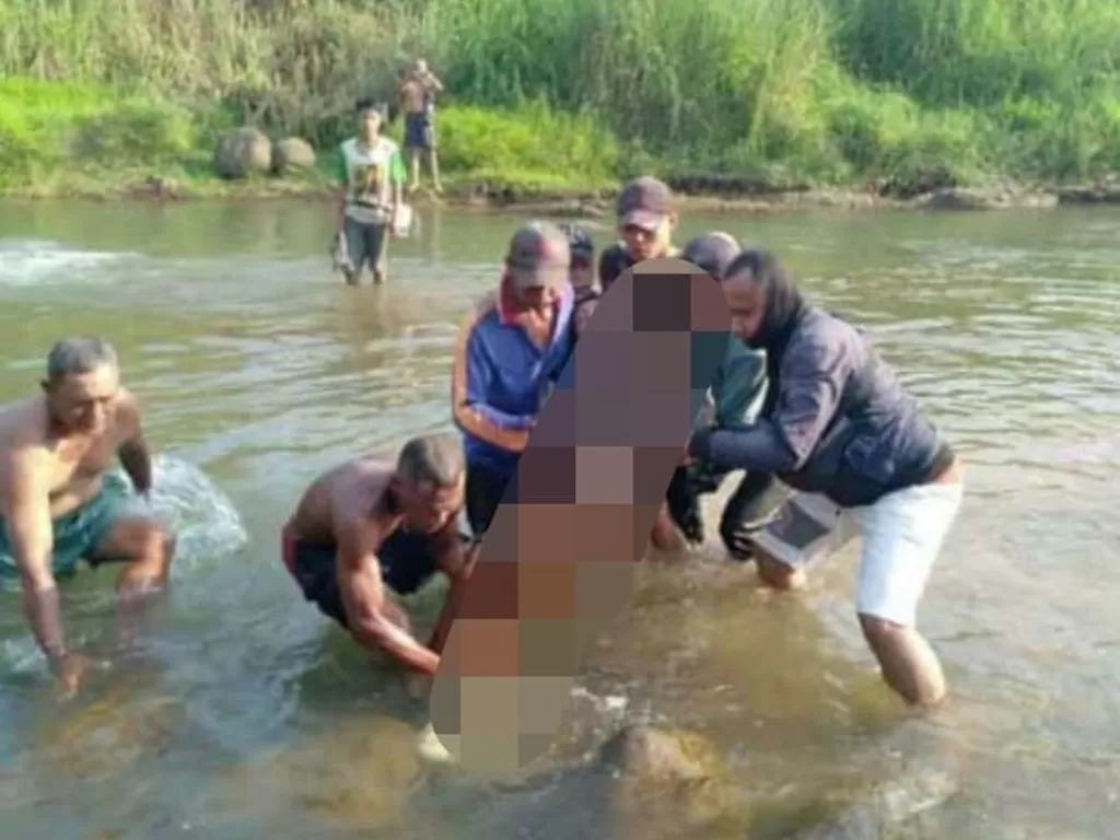Momen evakuasi jasad Anto dan Susanto saat ditemukan tewas mengambang di Sungai Welo, Pekalongan, saat ikut berburu babi hutan. (Foto: Instagram/Viralterkini99)