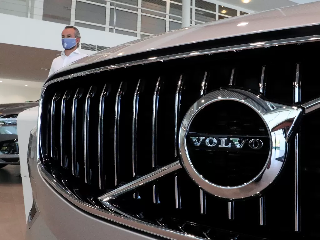 Logo pabrikan Volvo. (REUTERS/Yves Herman)