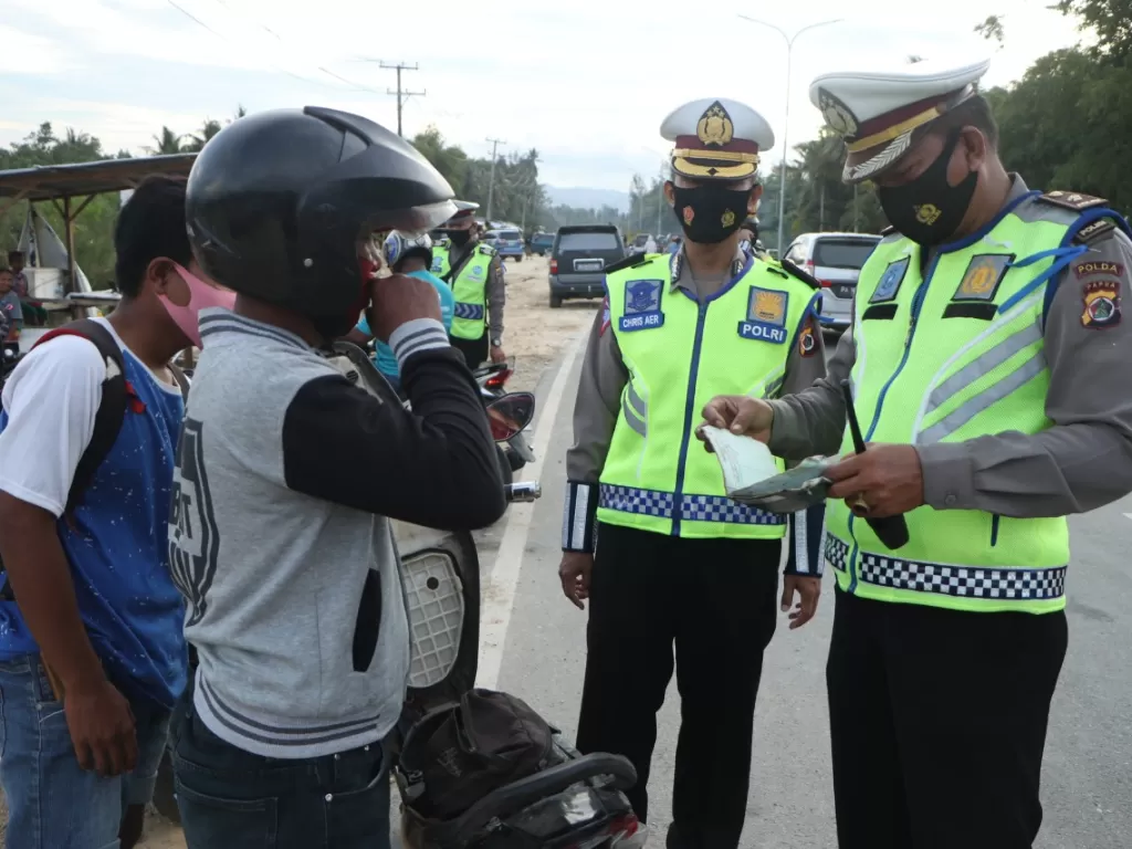 Operasi Patuh Matoa hari ketiga, nampak anggota Satlantas tengah memeriksa kelengkapan salah satu pengendara motor. (Dok. Humas Polda Papua)