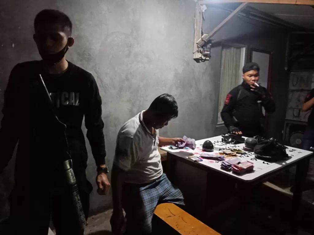 Penangkapan pelaku judi koprok di Kembangan, Jakarta Barat. (Humas Polres Metro Jakarta Barat)
