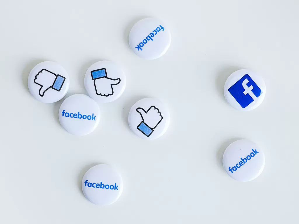 Ilustrasi logo Facebook dan tombol Like (photo/Unsplash/NeONBRAND)