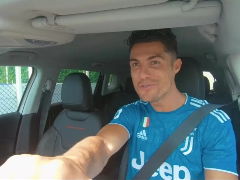 Ronaldo sementara melakukan tes drive dengan unit Jeep Compass Renegade. (Dok. Jeep)
