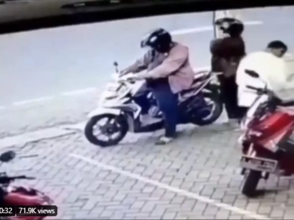 Suami tak sengaja tinggalkan istri di parkiran. (Screenshot)