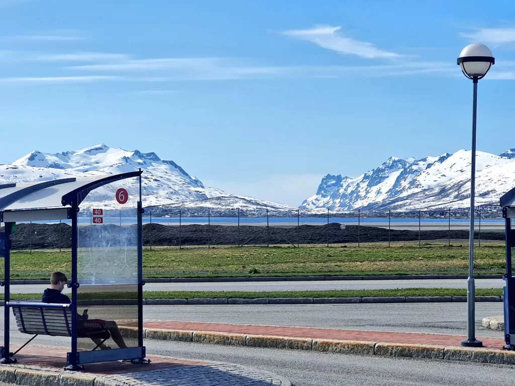 Halte bus dengan pemandangan indah di Norwegia. (Twitter/@rykarlsen)