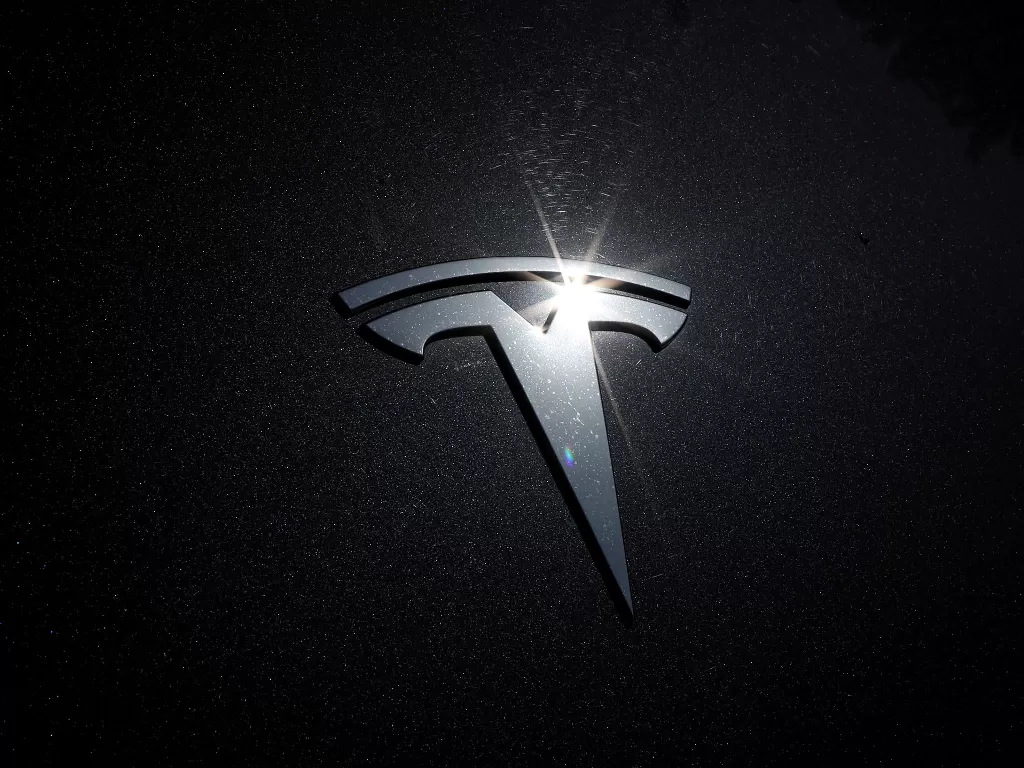 Logo pabrikan Tesla. (REUTERS/Lucy Nicholson)