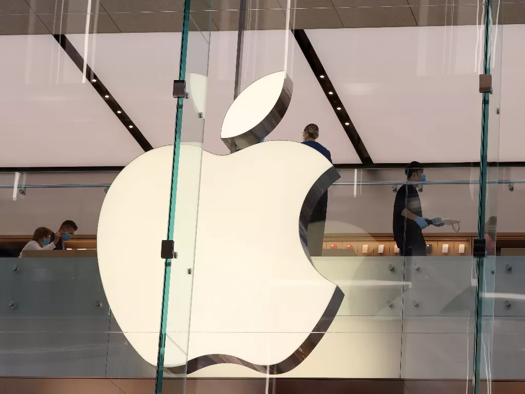 Logo perusahaan Apple di Apple Store (photo/REUTERS/Loren Elliott)