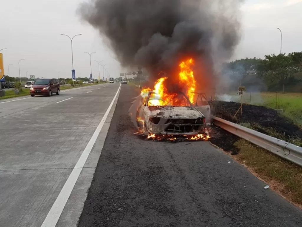 Ilustrasi mobil terbakar di salah satu jalan tol Jakarta. (Dok. TMCPolri)