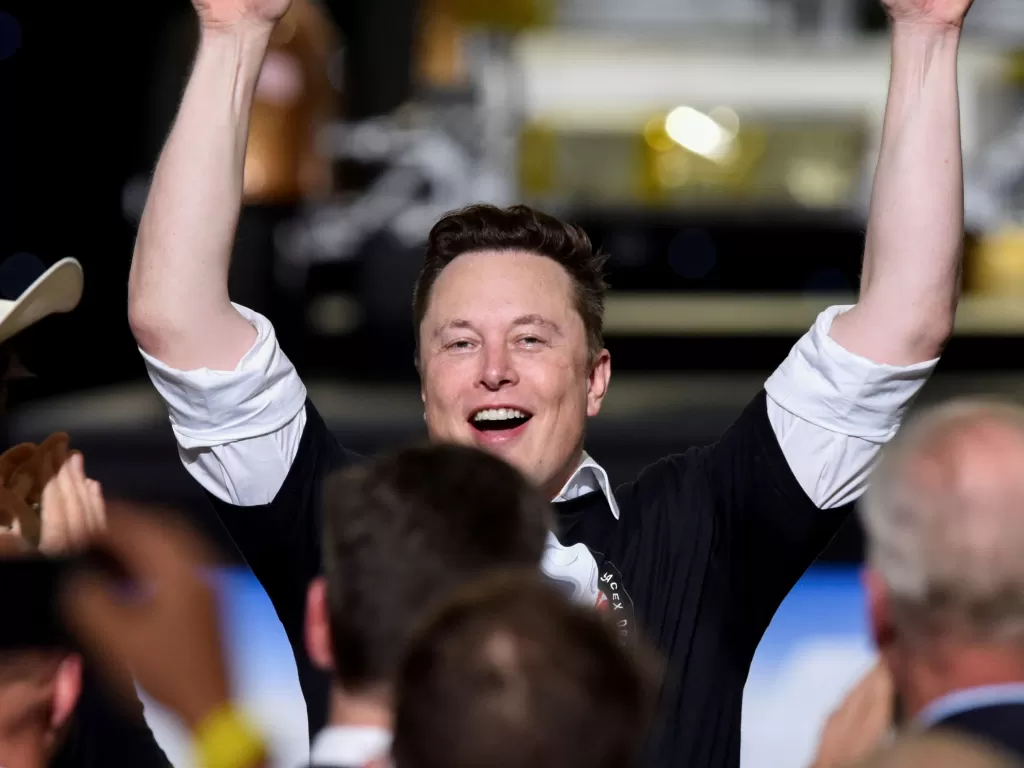 Elon Musk melakukan selebrasi saat roket Falcon 9 dan Crew Dragon terbang dengan selamat (photo/REUTERS/Steve Nesius)