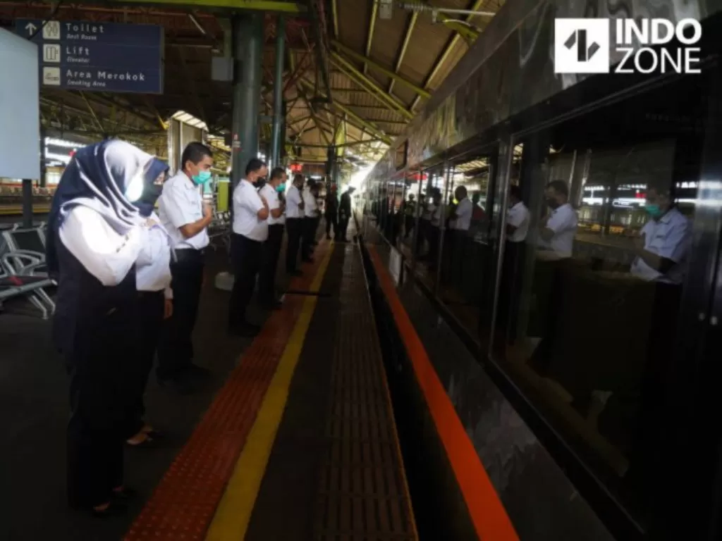 Sejumlah petugas memberi salam pada rangkaian kereta api luar biasa relasi Gambir-Surabaya Pasar Turi lintas utara yang berangkat di Stasiun Gambir, Jakarta, Selasa (12/5/2020). (INDOZONE/Arya Manggala)