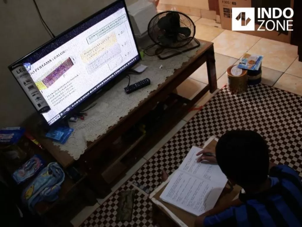 Ilustrasi Siswa Sekolah Menengah Pertama (SMP) belajar melalui siaran televisi TVRI. (INDOZONE/Febio Hernanto)
