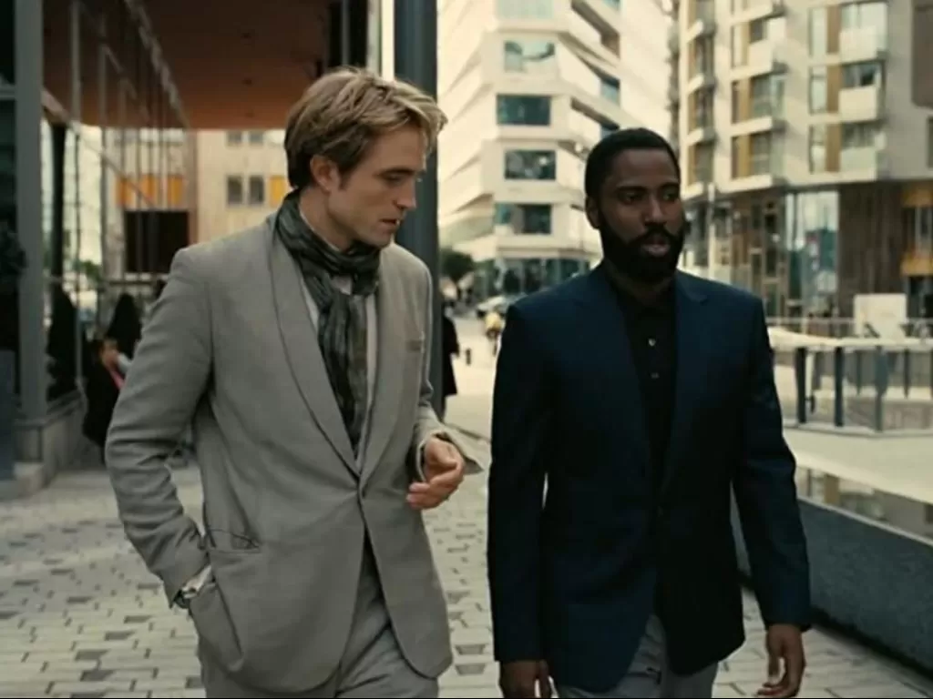 John David Washington dan Robert Pattinson dalam Tenet (2020). (IMDB)