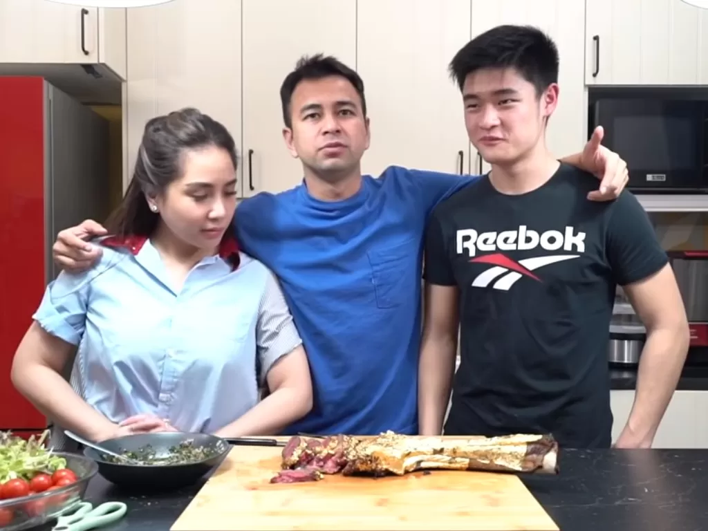 Raffi Ahmad, Nagita Slavia dan Chef Claudio Marcell Chandra saat masak steak berlapis emas (photo/Youtube/Rans Entertainment)